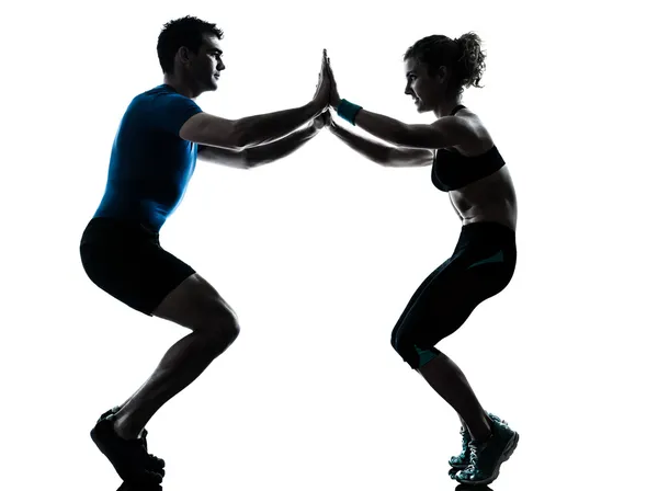 Homem mulher exercitando agachamentos treino fitness — Fotografia de Stock