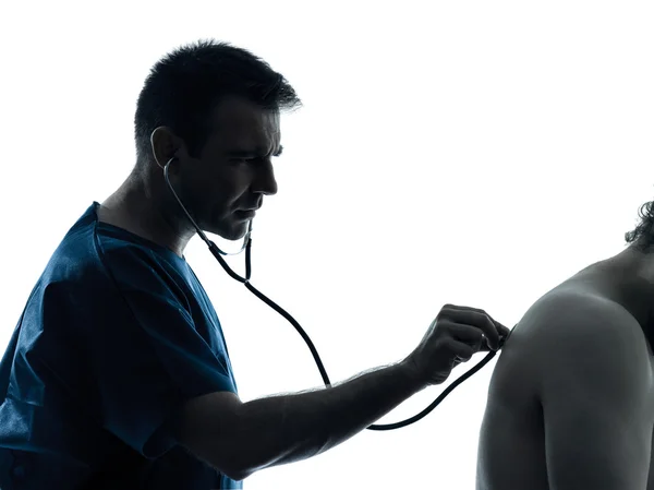Orvos ember hallgatta a sztetoszkóp szívverésének továbbítása a Hálózatfigyelőhöz silhouette portra — Stock Fotó