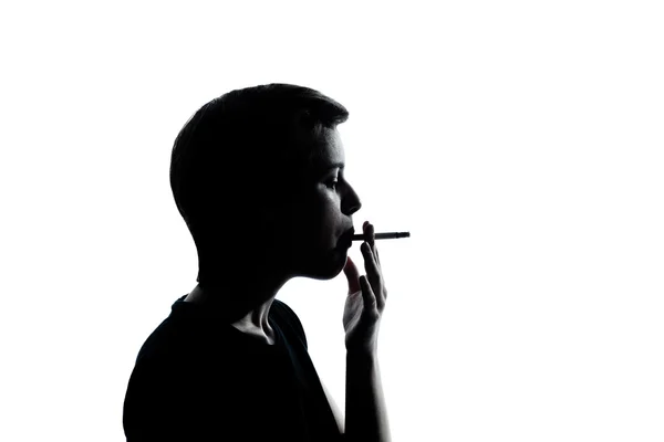 En ung tonåring pojke eller flicka rökning cigarett äckel silhoue — Stockfoto