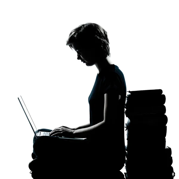 Egy fiatal tizenéves lány sziluettje számítógép számítástechnika laptop boo — Stock Fotó