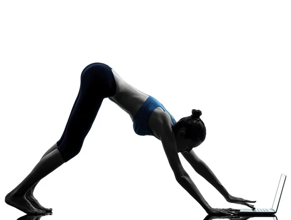 Bilgisayar dizüstü siluet kullanarak yoga egzersiz kadın — Stok fotoğraf