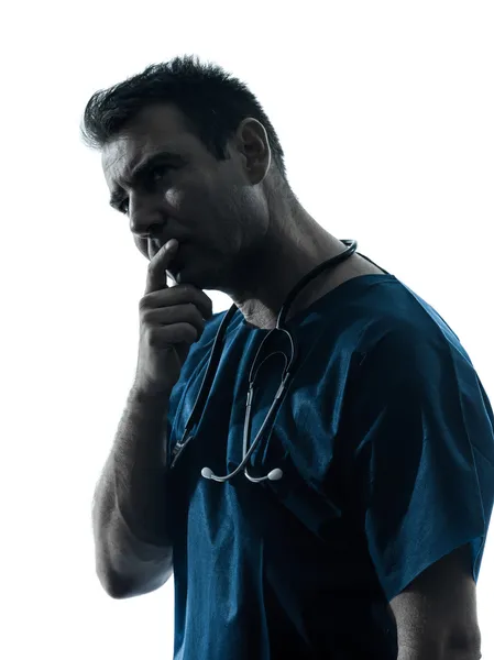Läkare man silhuetten stående tänkande — Stockfoto