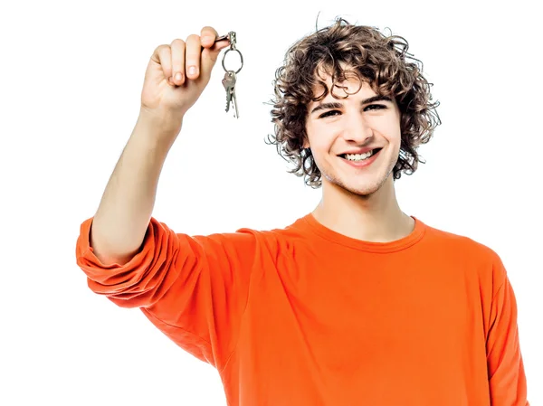 Jonge man houden sleutels portret — Stockfoto