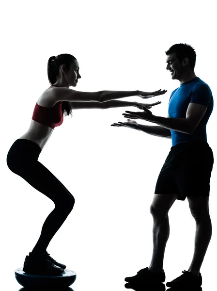 Allenatore uomo donna esercizio squat su bosu silhouette — Foto Stock