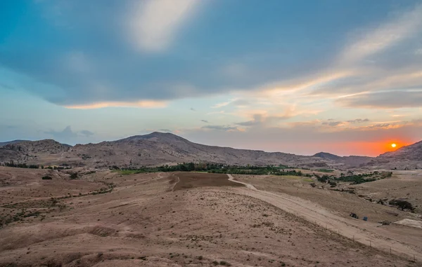 Woestijn schilderachtige bij zonsondergang in de buurt van petra Jordanië — Stockfoto