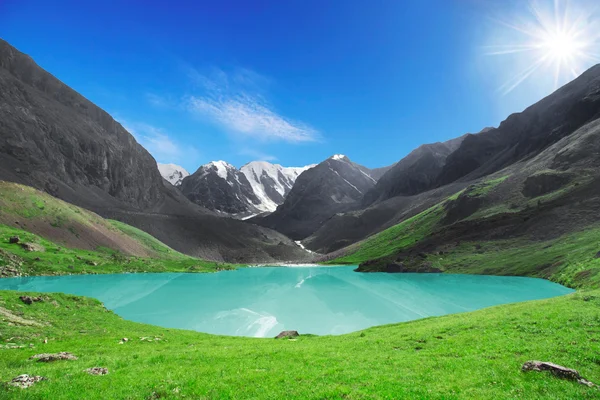 O belo lago da montanha — Fotografia de Stock