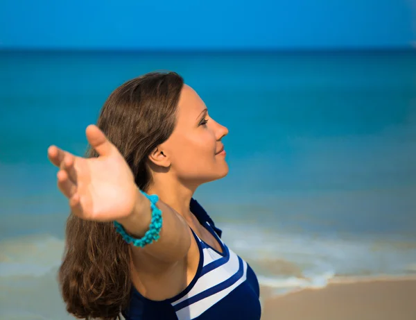 The young woman standing on a beach — Stock Photo, Image