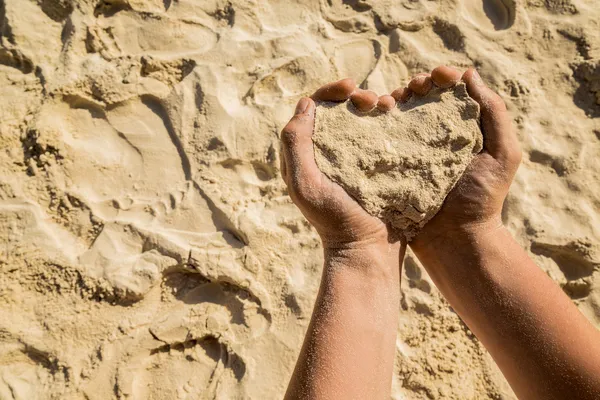 Сердце из песка — стоковое фото