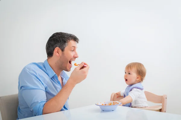 Alimentar al niño —  Fotos de Stock