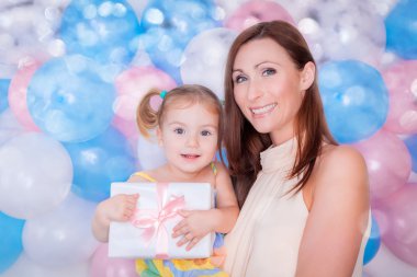 mutlu gülümseyerek