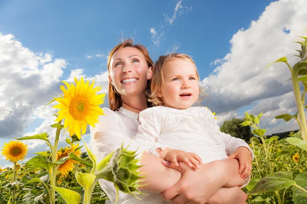 Madre bambino terra aperta — Foto Stock