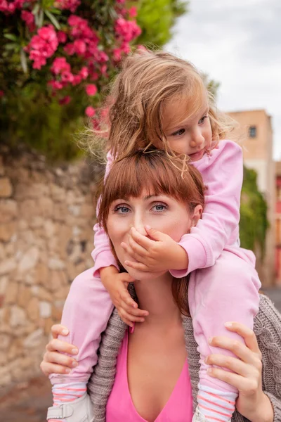 Mãe turística com criança — Fotografia de Stock