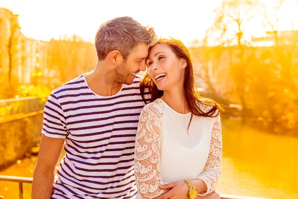 Pareja de sol romántico —  Fotos de Stock