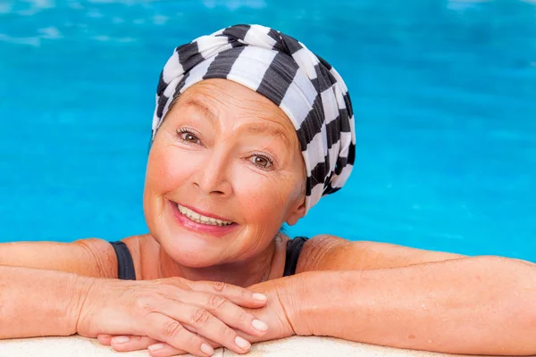 Mature dans la piscine — Photo