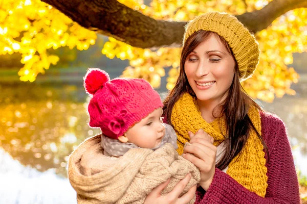 Primavera otoño familia — Foto de Stock