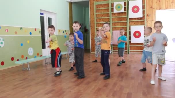 Preschool kinderen op sport opleiding — Stockvideo