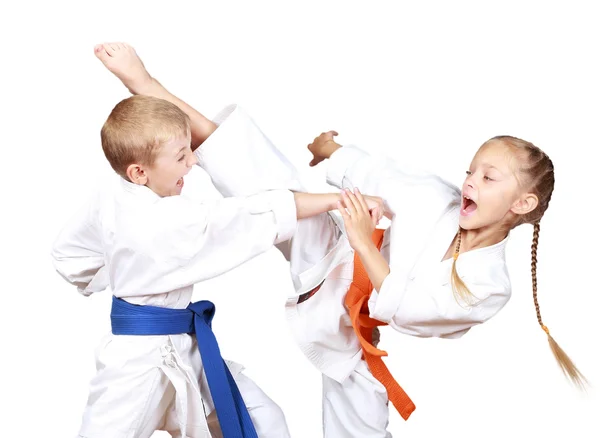 Receptions of self-defence protecting from an attack a girl beats a leg a boy beats a hand — Stock Photo, Image