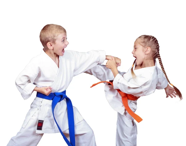 Recepciones de defensa propia protegiendo de un ataque una chica golpea una pierna un niño golpea una mano — Foto de Stock