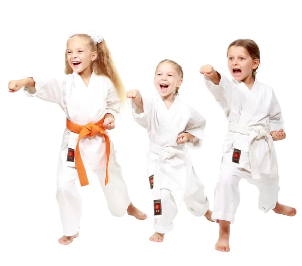 Drie meisjes gekleed in witte kimono uitvoeren punch — Stockfoto