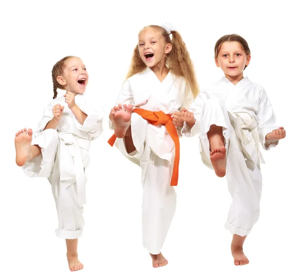 Drie meisjes gekleed in witte kimono uitvoeren punch — Stockfoto