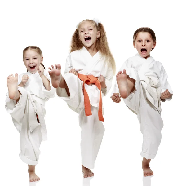 Drie meisjes gekleed in witte kimono uitvoeren punch — Stockfoto