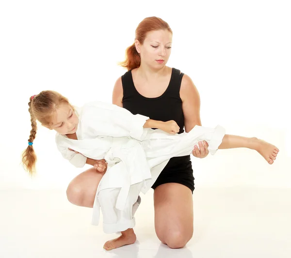 Mamá enseña a hija puñetazo patadas karate — Foto de Stock