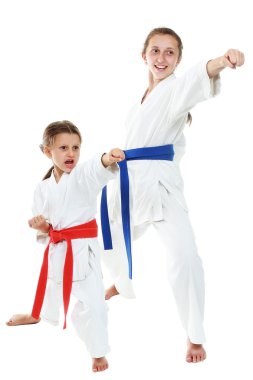 beyaz zemin üzerinde bir kimono içinde iki kız kardeş el beat