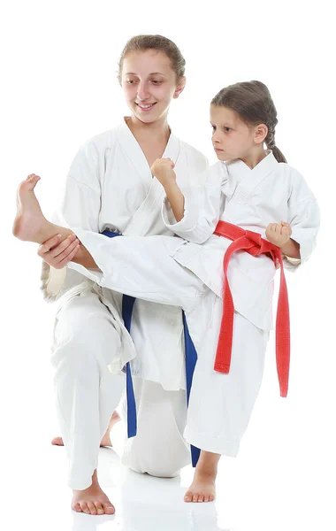 The older sister in a kimono teaches to beat the younger kick leg — Stock Photo, Image