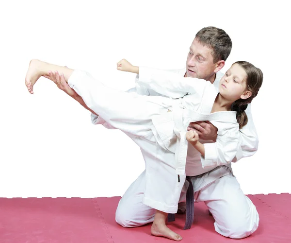 Táta trénoval dceru úder karate kope — Stock fotografie