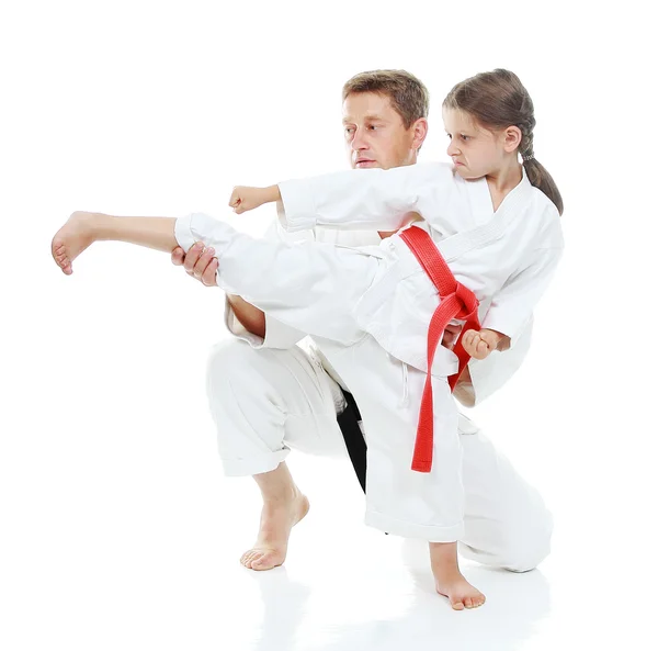Meisje leert te verslaan kick been op witte achtergrond — Stockfoto