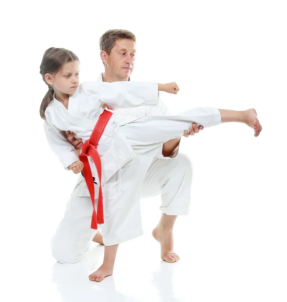 Pai ajuda filha a aprender bater perna pontapé — Fotografia de Stock