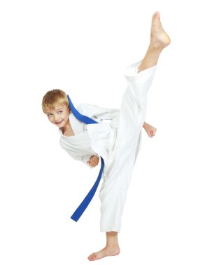 sporcu bir kimono içinde dairesel yalıtılmış bir tekme bacak gerçekleştirir