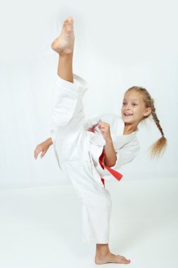 yüksek tekme bacak dairesel bir kimono içinde neşeli atlet gerçekleştirir