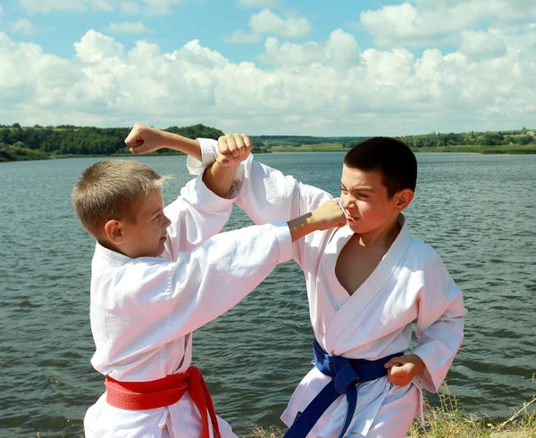 Children perform paired exercises karate — Stock Photo, Image