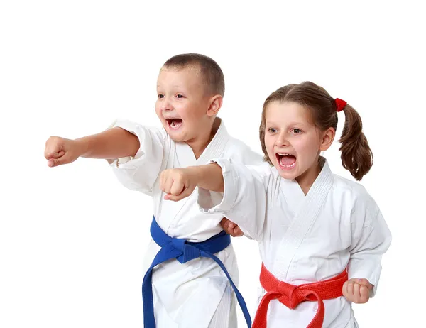 Los niños pequeños en kimono golpearon una mano del puñetazo sobre un fondo blanco — Foto de Stock