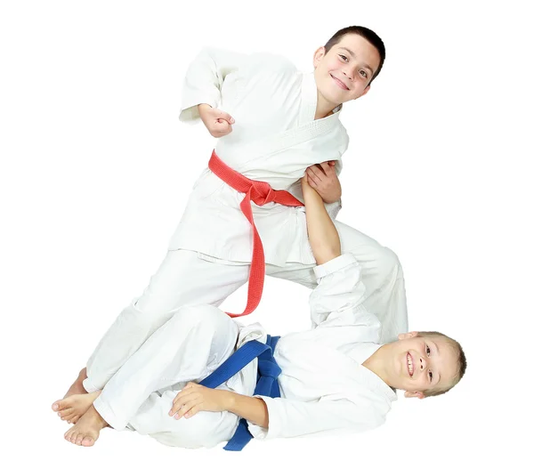 Um menino joga um menino no fundo branco isolado — Fotografia de Stock