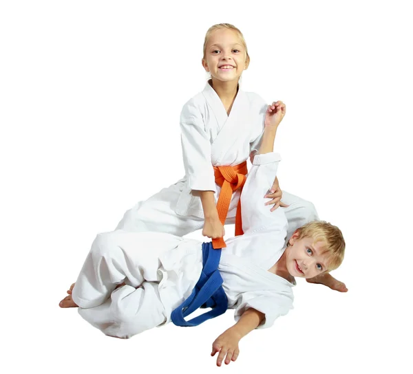 Hermano y hermana en un kimono enseñan tiros — Foto de Stock