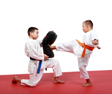 Çocuk bir kimono sayısı ayak tekme simülatörü hangi diğer sporcunun elinde