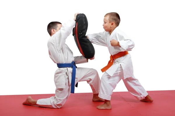 Athletes teach punch arm on the simulator — Stock Photo, Image