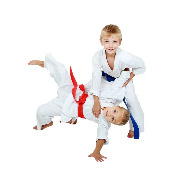 No kimono menino joga uma menina em um quimono isolado — Fotografia de Stock