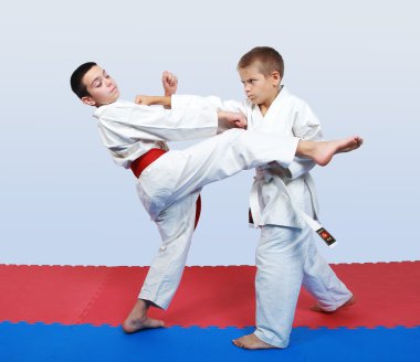 genç sporcuların diğer karşılamak için darbeler isabet vardır