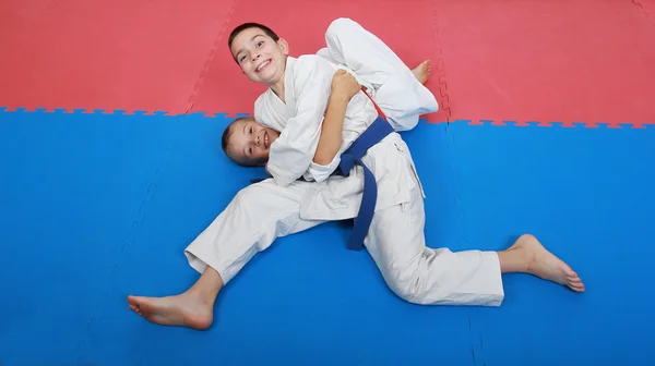 Junge gut gelaunte Sportler trainieren Empfang nach dem Wurf — Stockfoto