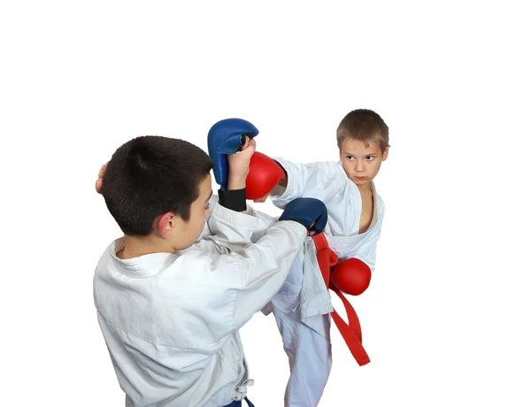 En un fondo blanco chicos entrenados técnicas de karate — Foto de Stock