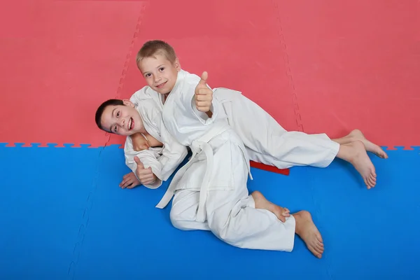 Atletas con una recepción de entrenamiento blanco y rojo después del lanzamiento —  Fotos de Stock