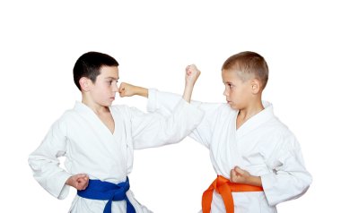 turuncu ve mavi kemer eşleştirilmiş egzersizleri eğitim ile erkek sporcular