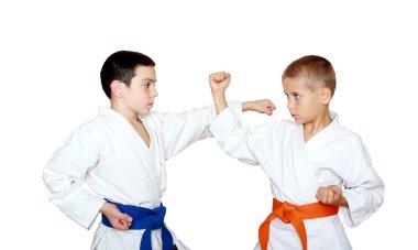 teknikleri darbeler ve koruma eğitim sporcuların bir kimono içinde