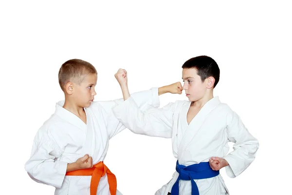 Beyaz bir kimono sporcularda egzersiz karate gerçekleştirmek — Stok fotoğraf