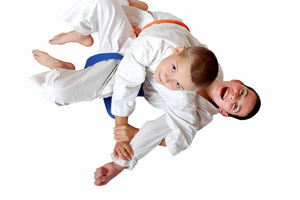 Athletes in a kimono with a blue and orange belt make the receipt of capture hand — Stock Photo, Image