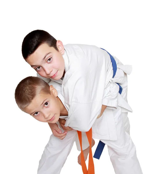 Avec ceinture orange athlète faire lancer athlète avec une ceinture bleue — Photo