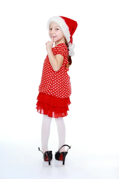 Una bambina con un vestito rosso e le scarpe di sua madre — Foto Stock